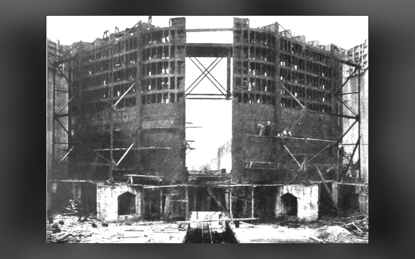 A pair of lock gates at Gatun, Panama Canal construction