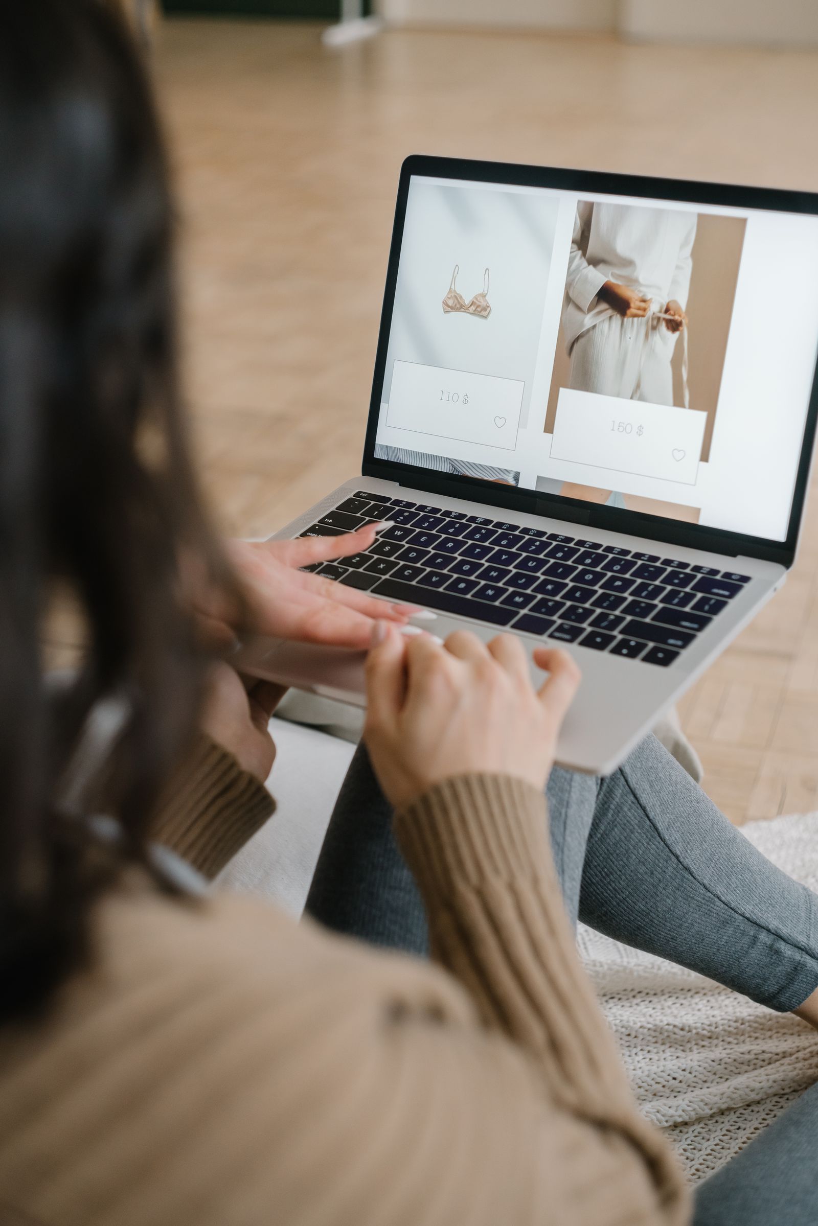 A shopper using the YakWP chatbot for woocommerce search on a laptop